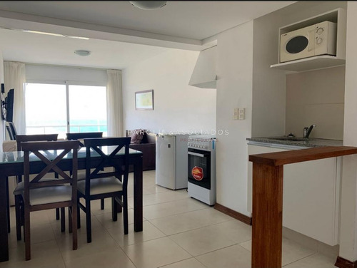 Imagen 2 de 12 de Apartamento Frente Al Mar - Dos Dormitorios