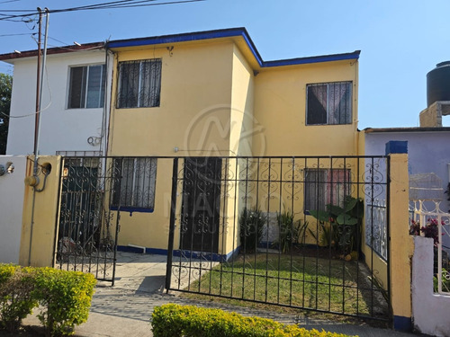 Casa En Venta En Fovissste De Dos Niveles Con Amplias Recamaras.