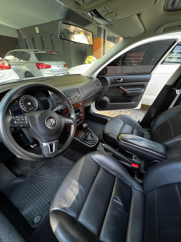 Imagen 8 de 12 de Volkswagen Bora 2013 1.8 Highline T 180cv Cuero