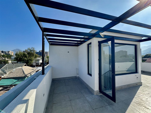 Casa En Venta De 3 Dorm. En Las Condes