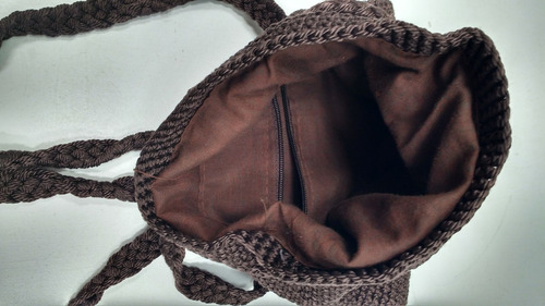 Cartera Pequeña Marrón Tejida En Hilo Encerado Tipo Mochila