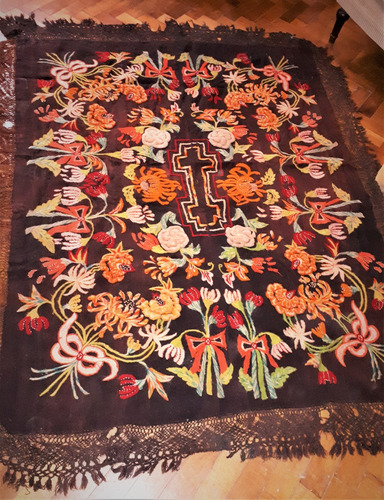 Antigua Manta Negra Lana Bordada A Mano Flores  1920