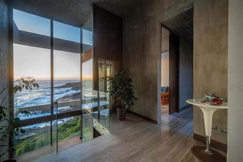 Moderna E Imponente Casa En Primera Línea Al Mar