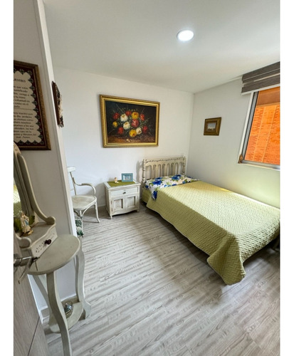 Apartamento, Laureles Hermoso Con Parqueadero