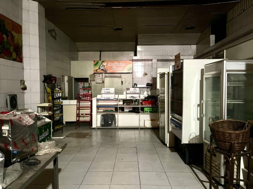 Local De 300 Metros Cuadrados + 150 De Depósito Sobre Agraciada