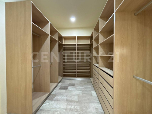 Residencia De Lujo En Vía Cumbres Con Amplios Espacios Y Exclusividad