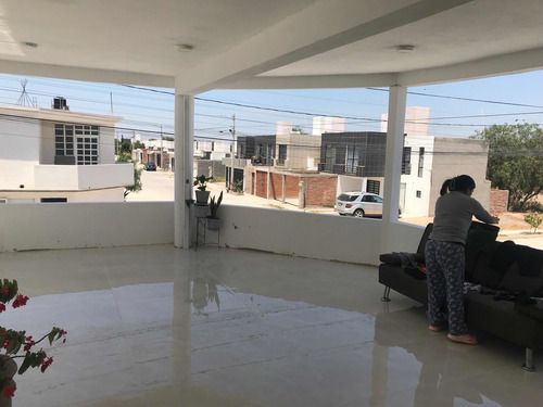 Casa 2 Niveles, 3 Recamaras Y Terraza