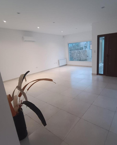Casa En Venta - 4 Dormitorios 3 Baños - Cochera - 650mts2 - Tandil