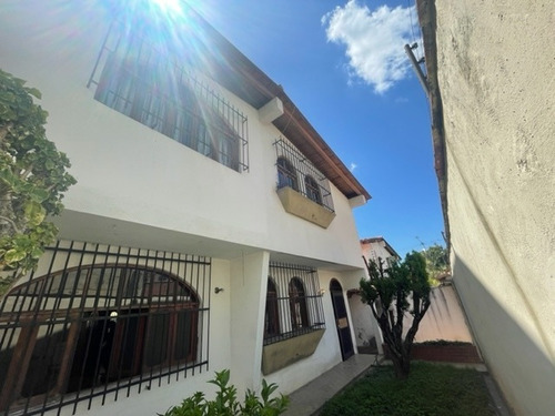 Imagen 2 de 16 de Se Vende Casa 404m2 4h+s/3b+s/2p/ Los Palos Grandes 1218