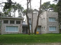 Comprar Hermoso Y Moderno Chalet En Carilo A 3 Cuadras Del Mar Con Piscina  Climatizada