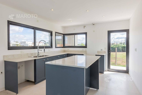 Imagen 30 de 30 de Casa En Venta A La Laguna En Canton Norte- Maroto Propiedades-