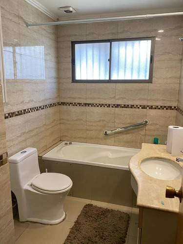 Casa 4 Dormitorios Y 2 Baños. Estacionamiento Para 3 Autos.