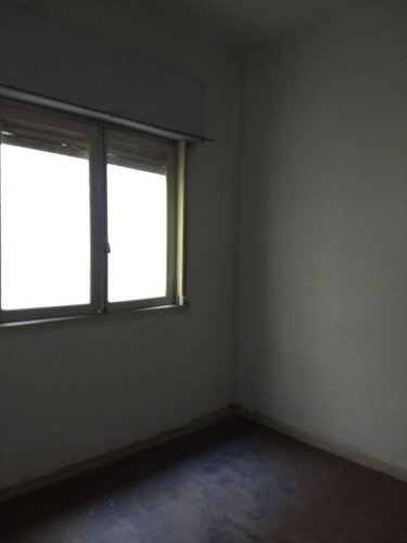 Imagen 7 de 8 de Departamento En Alquiler En Segundo Piso Por Escalera Pleno Centro De Lanus