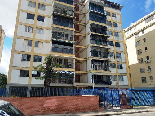 Excelente Oportunidad Para Adquirir Este Acogedor  Apartamento, La Trinidad . Importante: Negociación A Través De Transferencia Al Extranjero.