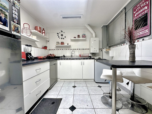 Casa En Venta De 5 Dorm. En Las Condes