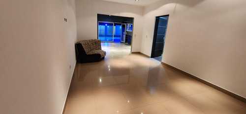 Casa En Venta - 4 Dormitorios 3 Baños - Cochera - 310mts2 - Morón