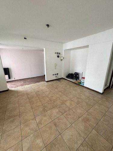 Alquiler Comercial Amplias Oficinas Con Balcon - Zona Plaza Mitre