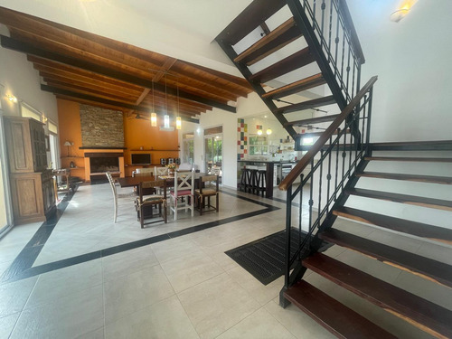 Casa En Venta Costa Esmeralda, Barrio Ecuestre.