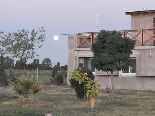 Casa En Venta - 3 Dormitorios 2 Baños - 5.000mts2 - Mendoza