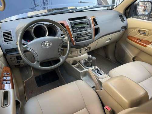 Toyota Hilux SW4 3.0 SRV 4X4 7 LUGARES 16V TURBO INTERCOOLER DIESEL 4P AUTOMÁTICO