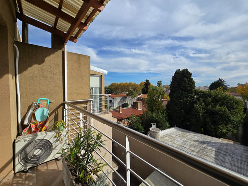 Departamento Con Balcón Y Cochera En Venta -villa Sarmiento