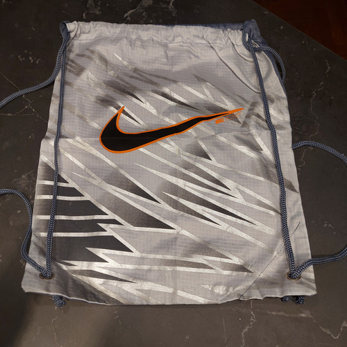 Mochila Nike Simple Impecable Gris Oscuro Geométrico (Usado)