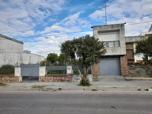 Se Vende Excelente Casa Céntrica En Las Piedras Con Gran Terreno.