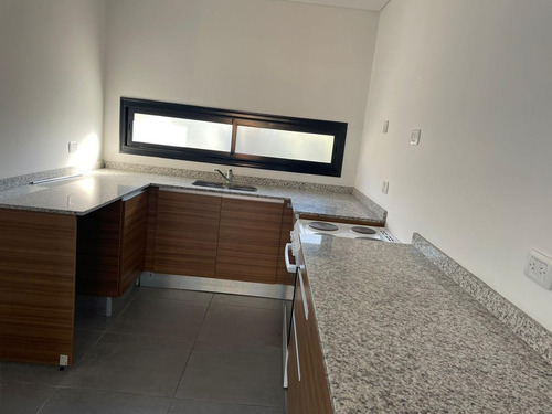 Imagen 30 de 30 de Duplex De 3 Ambientes Con Jardin Y Cochera