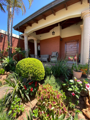 Vendo Casa A Una Cuadra De La Avda. Irrazábal, Centro: 4 Habitaciones Y 4 Baños.