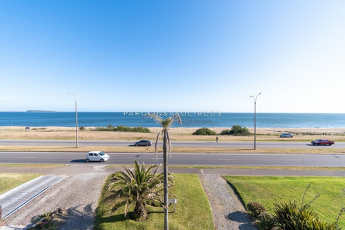 Casa De Cuatro Dormitorios En Venta Frente Al Mar- Ref: 2717