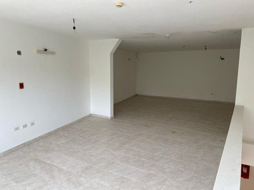 Local Comercial En C.c. Elomar , Apostadero, Maneiro. Ic-00282