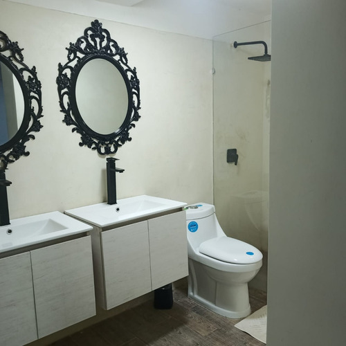 Se Alquila Habitación Con Baño Privado Amoblada, Con A/a Y Con Tv, En El Boulevard Del Cafetal.