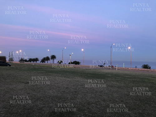 Penthouse En Edificio 2 Plantas, Vista Mar, Terrazas 65 M, 1 Suite, 1 Con Gran Baño, Lavarropa, Cocina Integrada, Supervistas Rambla Veleros - Ref: 245