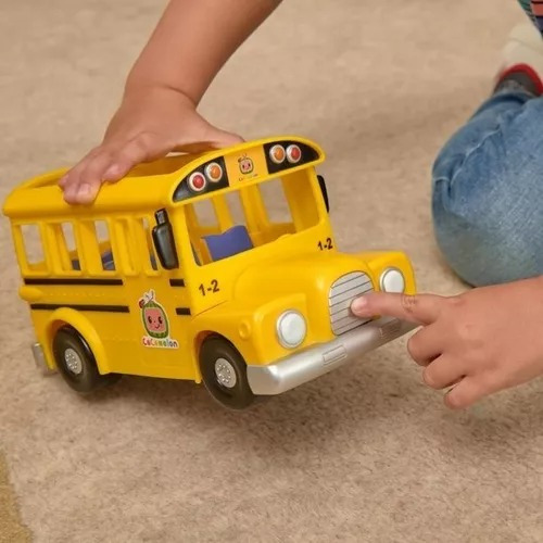 Ônibus escolar Cocomelon com figura de Jj e sons amarelos