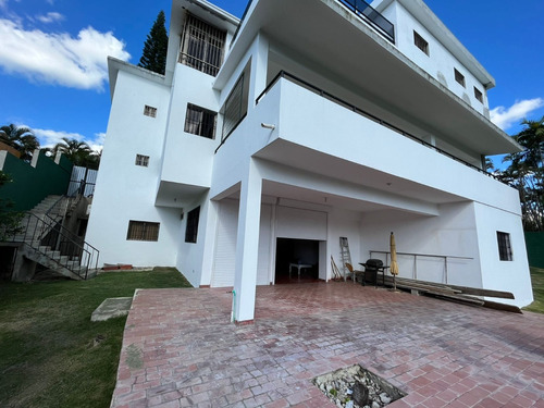 Vendo En Lomas De Arroyo Hondo (próximo Al Nacional De La Rotonda) Amplia Casa Con 2 Apartamentos Remodelados Excelente Para Inversión O Grandes Familias. Codigo: Pd131