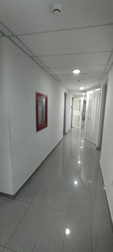 Gm - Se Vende Oficina Remodelada Y Amoblada En Torre Corporativa La Cuadra, Ubicada En La Av. Rómulo Gallegos Con Av. Sucre De Los Dos Caminos (diagonal Al Centro Comercial Milenium).
