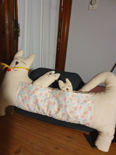 Peluche De Gatito Con Sus Crías Crema (Usado)