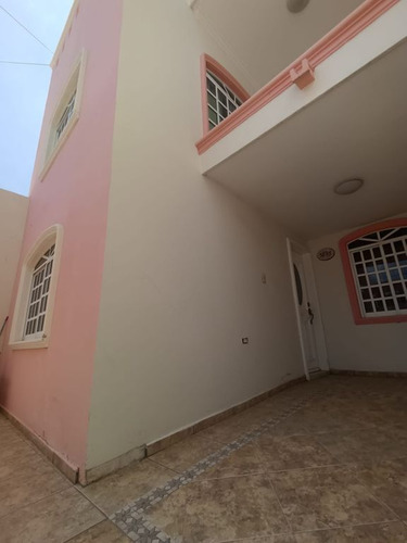 Casa En Venta De 4 Recamaras En Los Portales, Sector Palmito