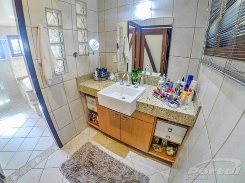 Imagem 9 de 18 de Casa No Centro De Blumenau, Semi-mobiliada, Com 04 Dormitórios Sendo 1 Suíte Máster, 03 Vagas, Área De Festas Com Piscina E Demais Dependências. - 3572977