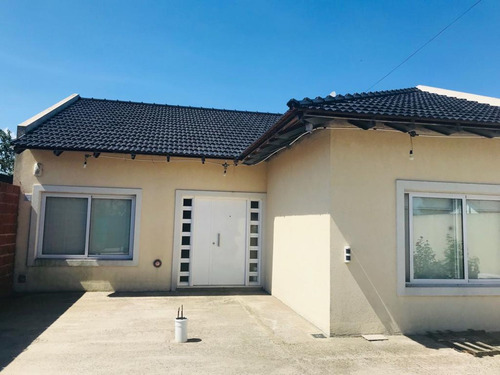 Imagen 8 de 13 de Casa 3 Dormitorios Y Parque En Venta La Plata