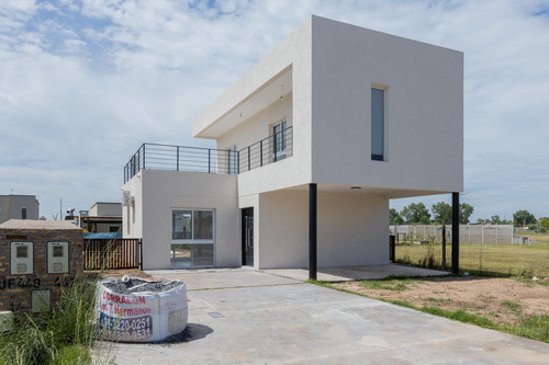 Excelente Propiedad En Barrio Cerrado Laguna Azul 