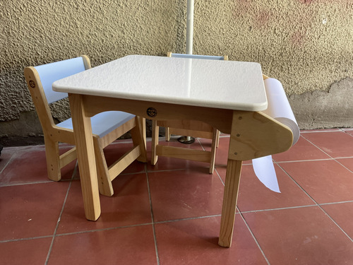 Mesita Infantil Con Rollo De Papel Y 2 Sillas