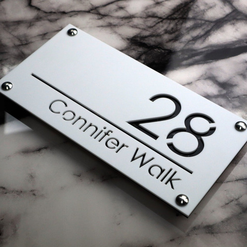 Placa De Endereço Residencial Em Acrílico Com Número E Nome. 2 Cores Disponíveis. 35x20