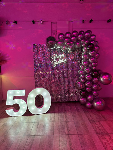 Alquiler De Shimmer Wall Con Numero Y Cartel Neon