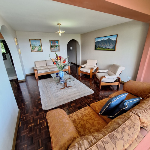 Vendo Bello Apartamento Colinas De Bello Monte. 345 Mts2 Parte Alta. Duplex. Edificio De 3 Pisos. 4 Hab. 4 Puestos Est.