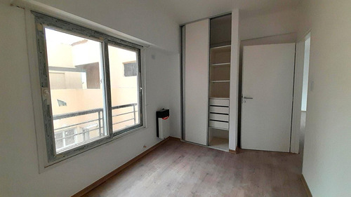 Departamento De Tres Ambientes Con Cochera En Almagro.