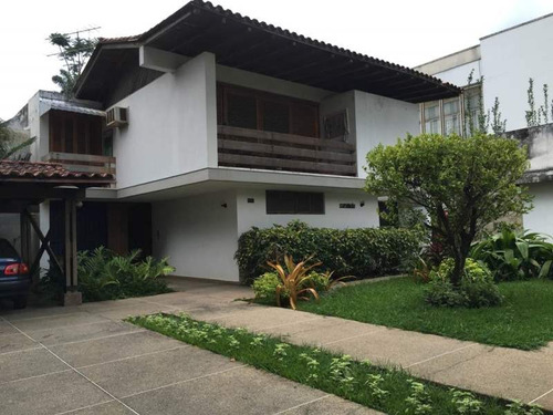 En Venta Casa De Dos Niveles: Ubicado En La Calle De Salle En Guaparo. Mac-225