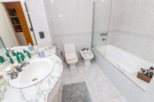 Venta Casa 5 Ambientes, Cochera, Gran Parque.