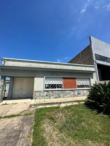 En Venta Casa De 3 Dormitorios, Apartamento Al Fondo Y Gran Terreno En Perez Castellanos