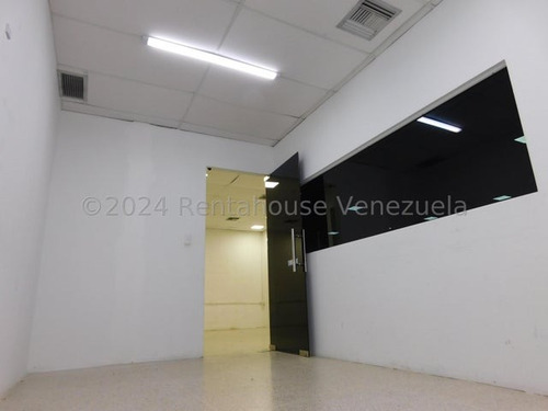 Gisselle Lobo Vende Espectacular Local En Barquisimeto 370 Metros Acabados De Lujo Pisos De Porcelanato Tanque Subterraneo 15 Mil Litros Alto Trafico Area De Oficinas Baño Pisos De Granito 2 4 2 3 5 3
